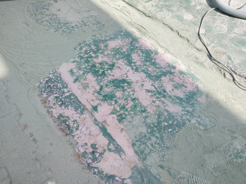 현장에서 공사 작업이 진행 중인 모습입니다. (도포합니다, 후기) · 자연광이 어우러져 콘크리트의 고급스러운 질감이 드러납니다.